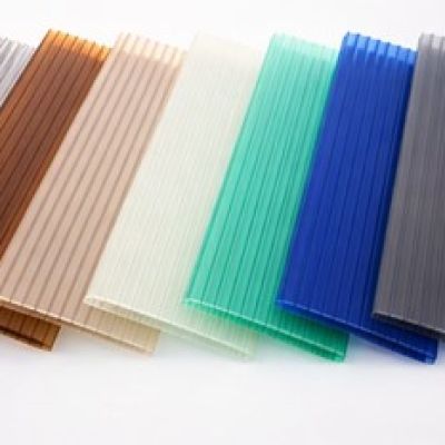 Цветной поликарбонат: особенности применения и влияние на освещение