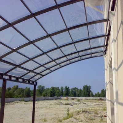 Монолитный поликарбонат или оргстекло: что выбрать для теплиц и навесов?